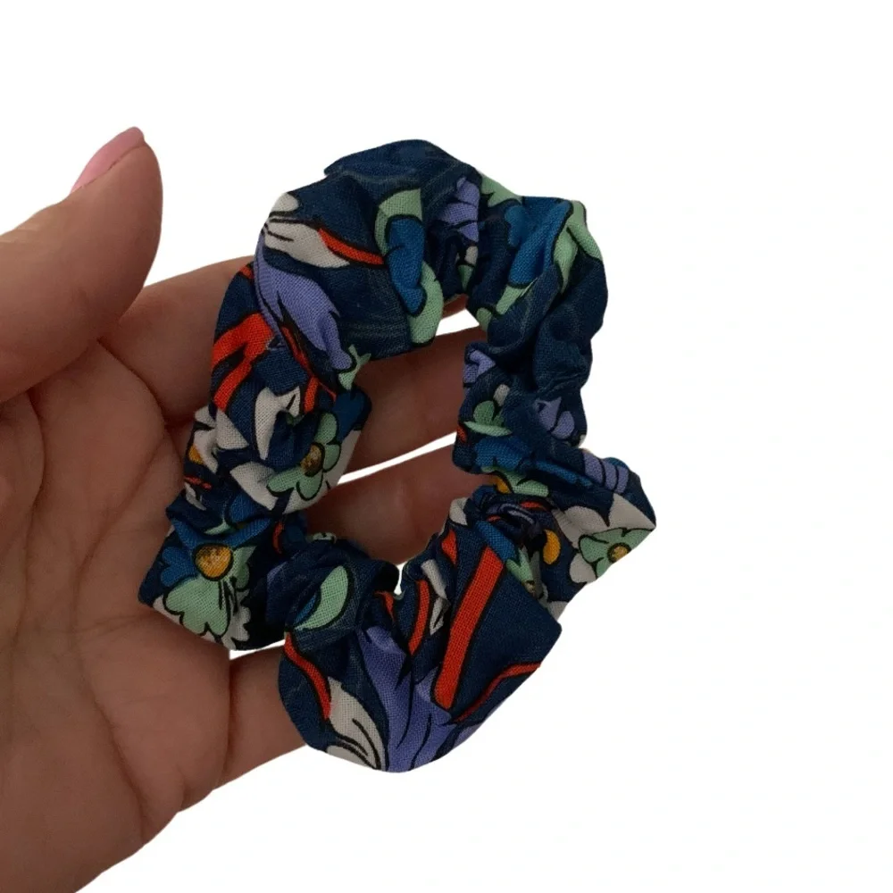 NWT Vera Bradley 4-Piece Hair Kit Zip Case Headband Spiral Tie Hair Scrunchie